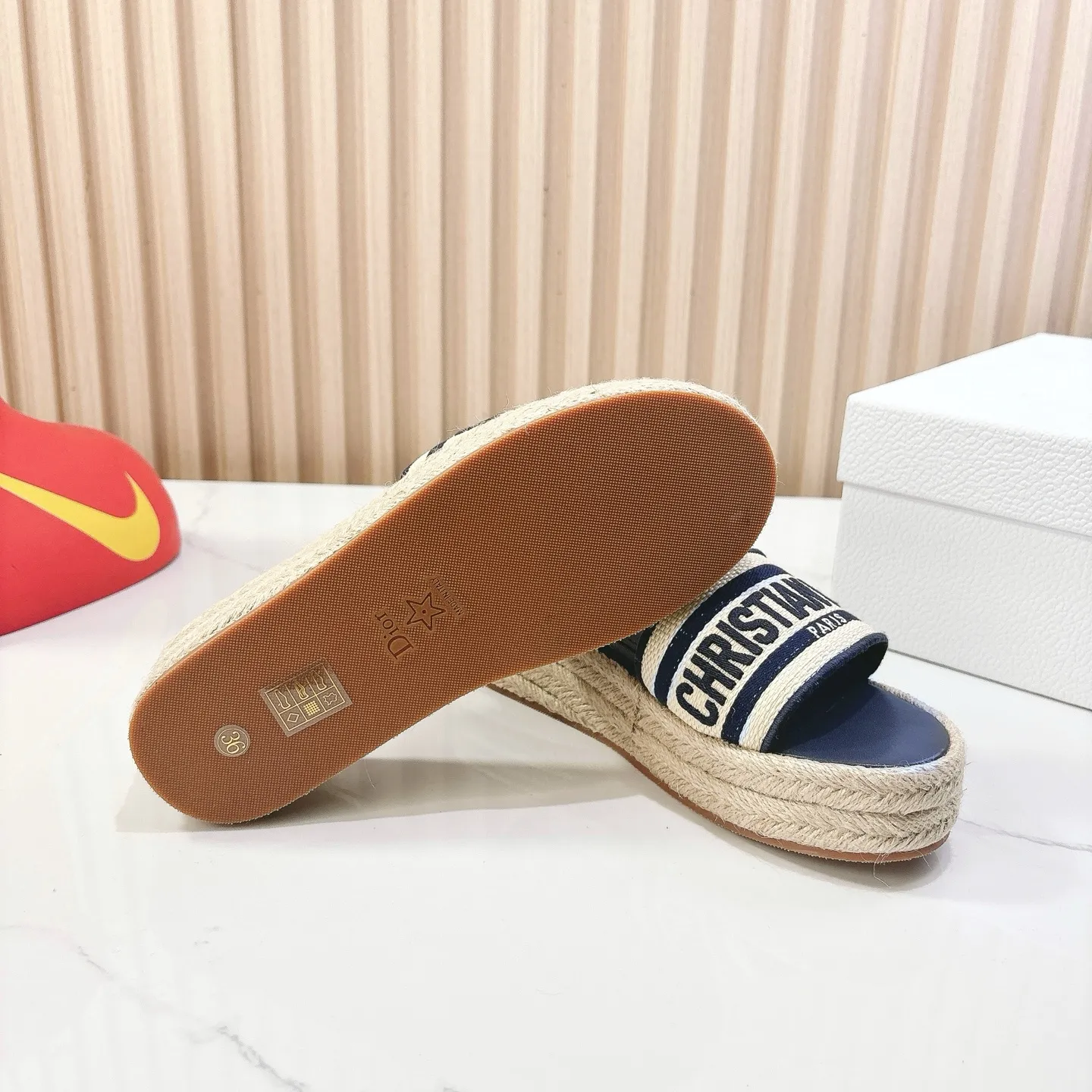 👟👟Ex-factory price 460👟👟 Dior 25ss spring and summer new IVIETA DWAY flat slippers sandals, original development of the top version on the market, CD letter logo three-dimensional embroidery thick-soled round toe open-toe slippers, soft and delicate foot feel, extremely comfortable, imported raffia electric embroidery on the upper, high-temperature water-soluble cotton technology fabric, water-dyed cowhide foot pad lining, original consistent combination outsole Code number: 35-41 (40.41 customized)